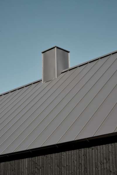 Flaget er hejst for det nye hus med det populære ståltag, Brådalvej 25, 9210 Aalborg SØ